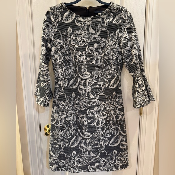Tommy Hilfiger Dresses & Skirts - Tommy Hilfiger dress with flared sleeves, Size 4